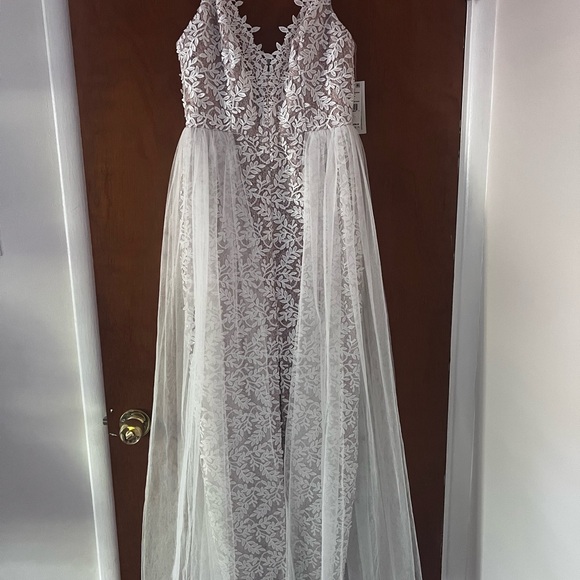 NEVER WORN NEW WITH TAGS WEDDING DRESS - Picture 3 of 5